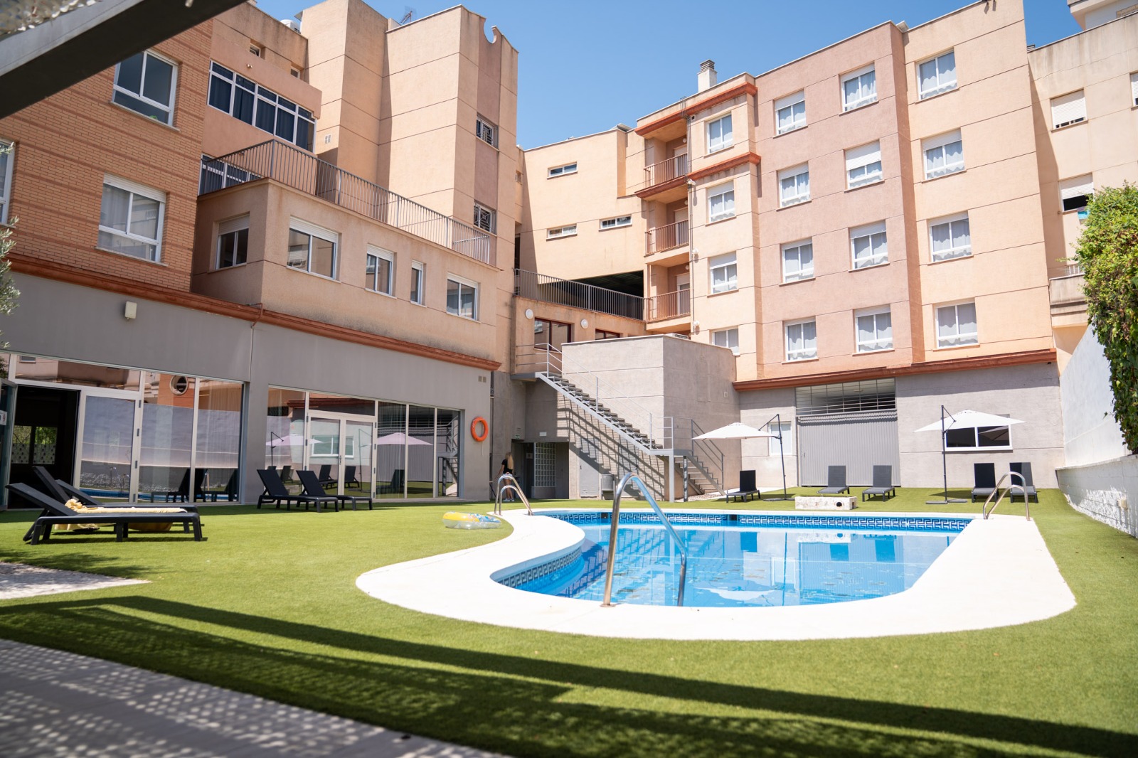 Piscina de la RUT rodeada de césped